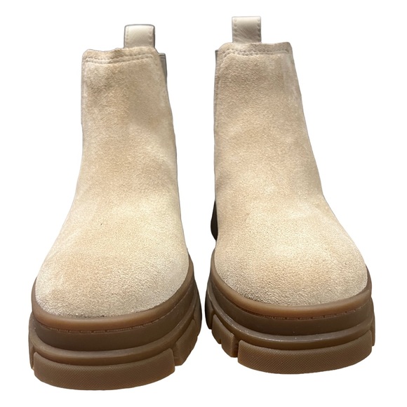 UGG®
Women's Ashton Waterproof Lug-Sole Chelsea Boots
Size: 5.5, Taupe - Picture 9 of 13